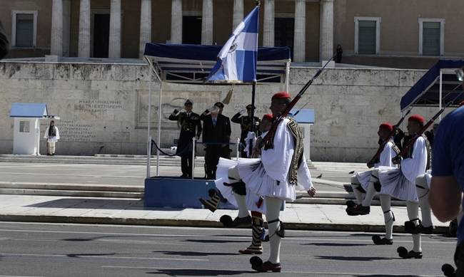 «Σείστηκε» η Αθήνα με την παρέλαση των Ευζώνων (βίντεο)